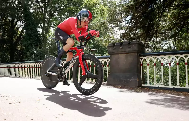 Geraint Thomas has nightmare crash at Commonwealth Games Time Trial