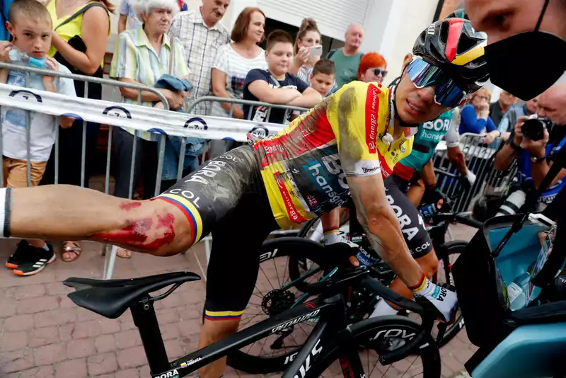 Race Leader Sergio Iguita Injures Knee in Tour de Pollogne Crash