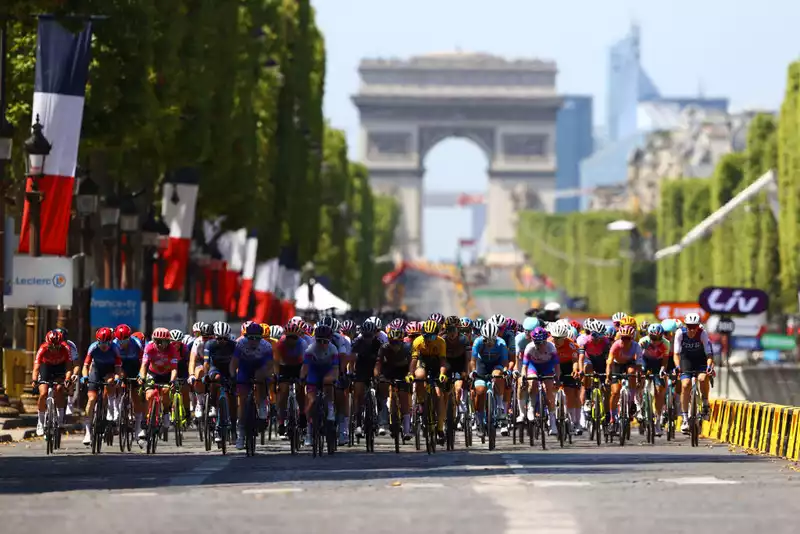 Tour de France Crashes in Fam's Opening Race on the Champs-Elysées