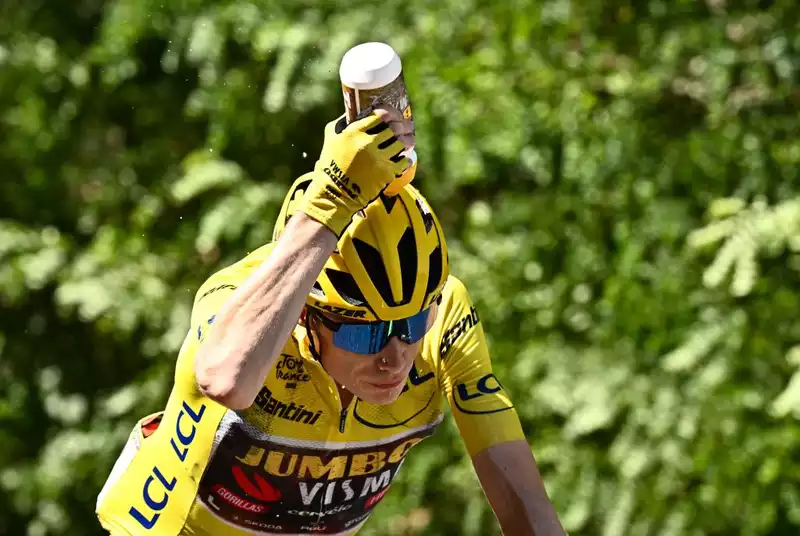 Tour de France organizers deny using 10,000 liters of water to cool roads