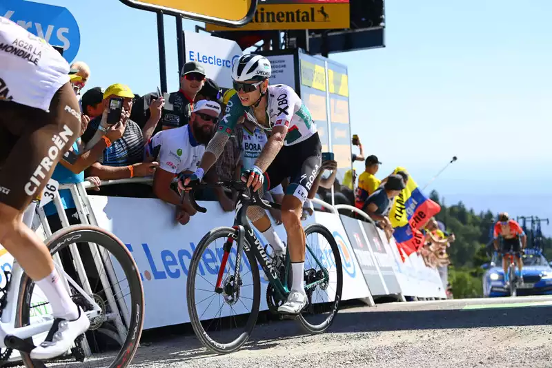 Vlasov breaks time on Tour de France climb.