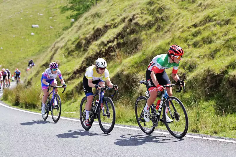 Headwind and low gradient prevented a big split on the Black Mountain stage of the Women's Tour.