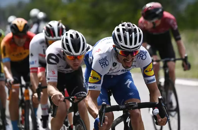 Julien Alaphilippe and Sam Bennett lead the Detuning Quickstep at the Tour de France