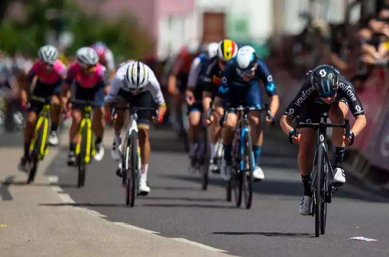 Lorena Wiebes Crashes on First Day of Women's Tour, Stops Winning Streak