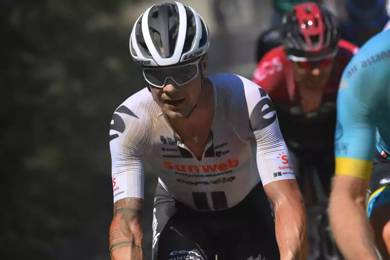 Roche Leads Sunweb, Complains About Unmasked Fans at Dauphine