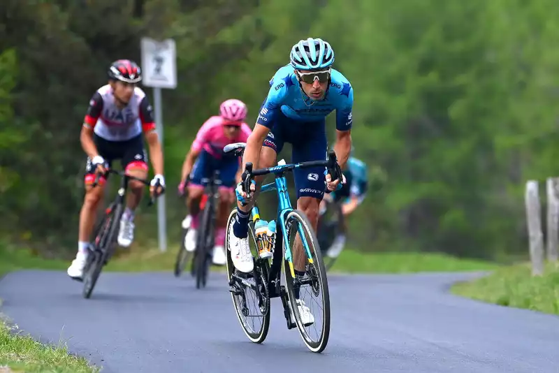 Vincenzo Nibali moves up in the standings at the Giro d'Italia, but loses time.