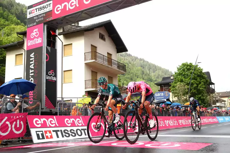 Hindley approaches Maria Rosa at the Giro d'Italia