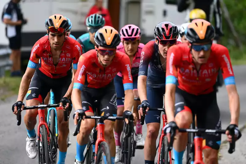 Landa and Bilbao Caught in Bizarre Uphill Crash at Giro d'Italia - Video