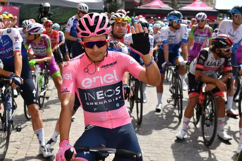 Giro d'Italia peloton supports Gazprom Rusvelo with wristbands