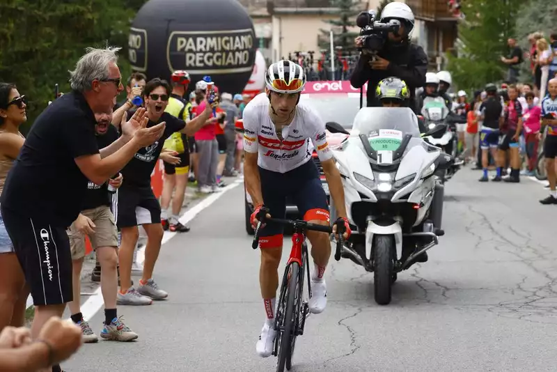 Giulio Ciccone saves the Giro d'Italia in Cogne.