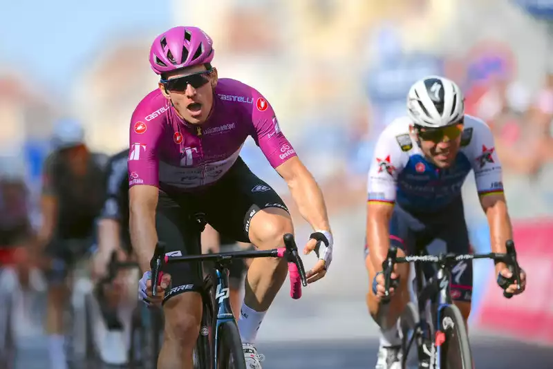 Cavendish takes third place in the final sprint race of the Giro d'Italia.