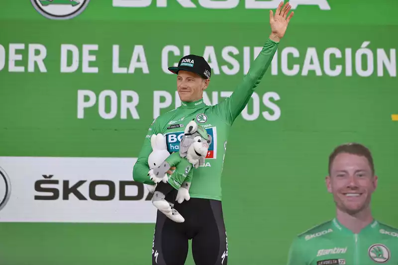 Bennett takes second win at Vuelta a España, green jersey in focus