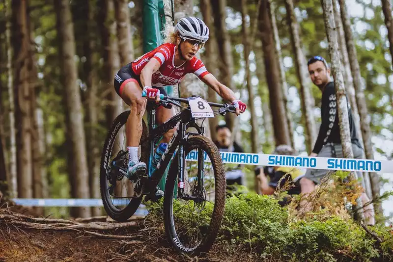 Yolanda Neff finishes 4th in Leogang World Cup despite falling and breaking her hand