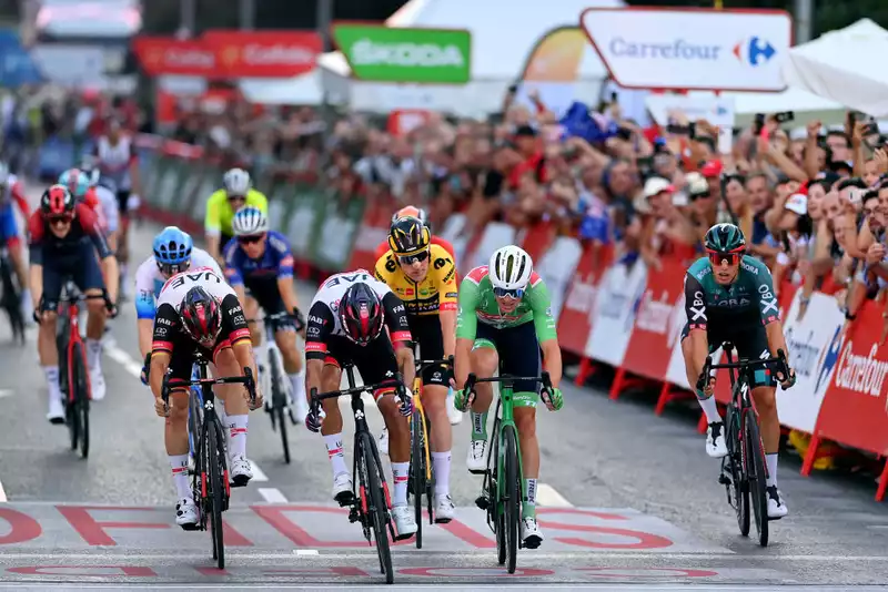 Morano, winner of the final stage of the Vuelta, takes an unexpected group sprint victory.