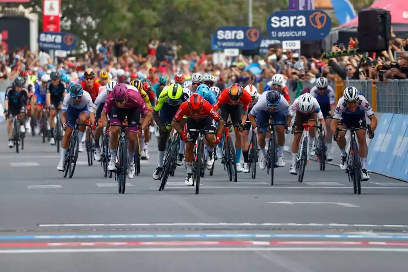 Gaviria Demoted after Collision with DSM Train at Giro d'Italia