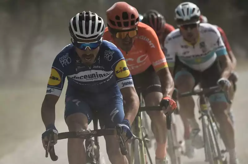 Julian Alaphilippe leads the Detunink Quickstep at Strade Bianche