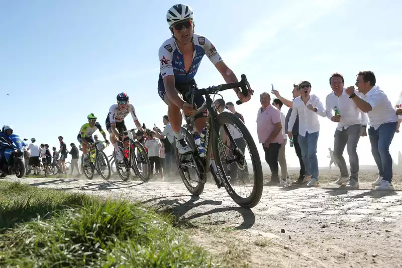 Lampert Crashes into Spectators in Paris-Roubaix Finale