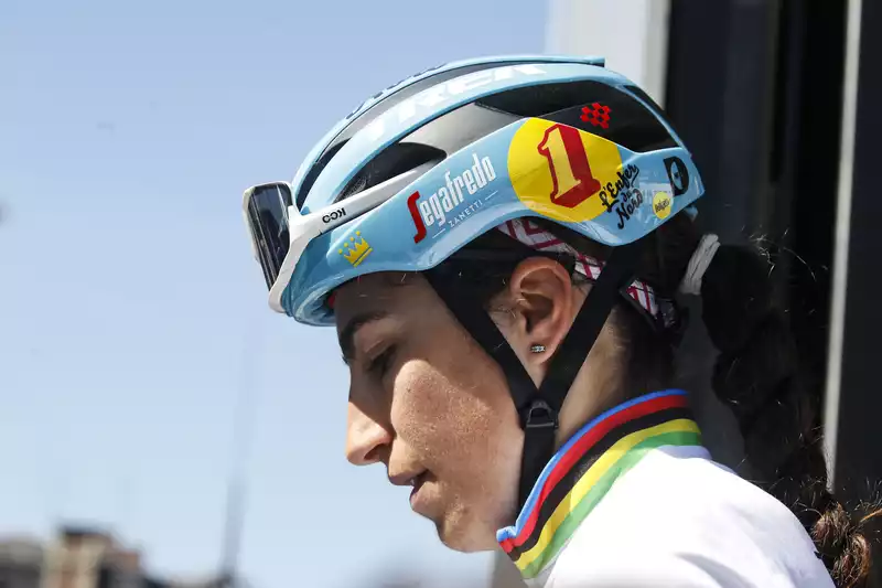 Elisa Balsamo disqualified from Paris-Roubaix due to sticky bottle.