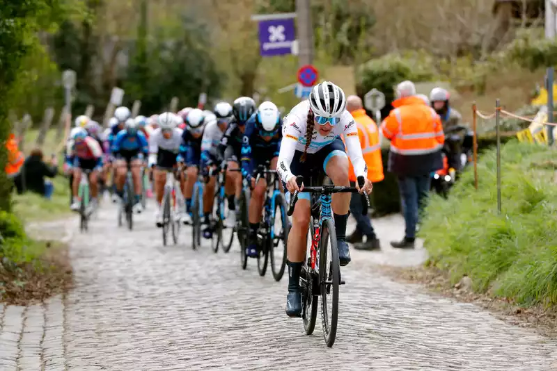 Stay ahead and don't look back: Lucinda Brand's approach to Paris-Roubaix