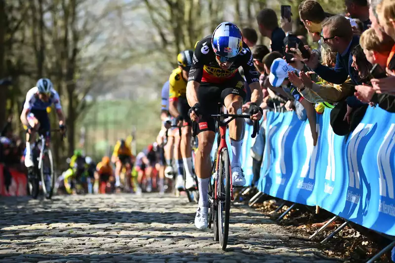 Jumbo-Visma cautious about Van Aert's return from COVID-19 in Paris-Roubaix