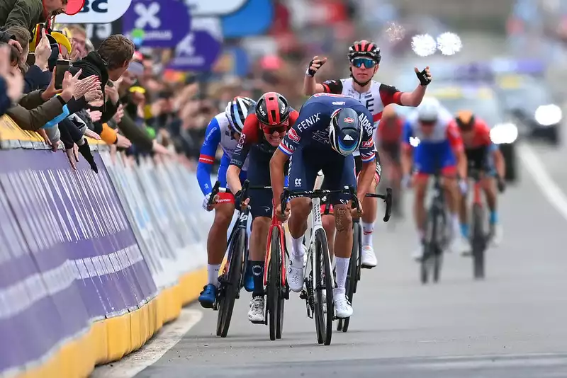 Video captures Pogacar's anger at Van Baar after the Tour of Flanders sprint