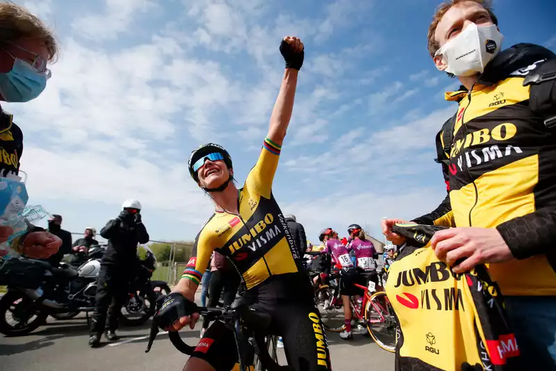 Women competing for 40,000 euros in prize money at the Amstel Gold Race