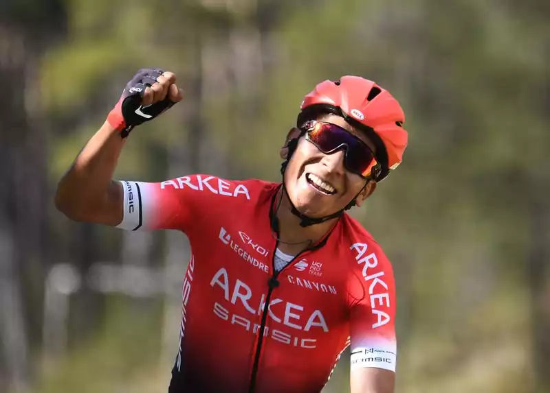 Nairo Quintana avoids serious injury after contact with a car.