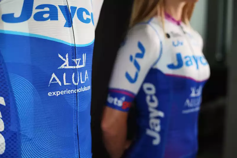 Australian summer heats up with top riders on the roster in Jayco Alura