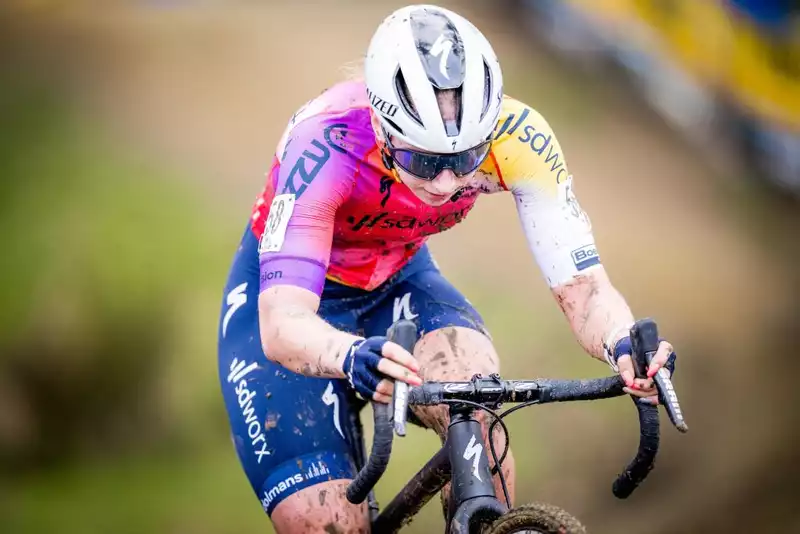 Lorena Wiebes debuts at GP Sven Nys wearing SD Worx training kit