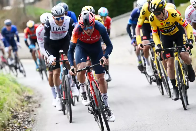 Outnumbered, outplanned... Ineos regrets Turner's early crash as Jumbo leads in Omloop