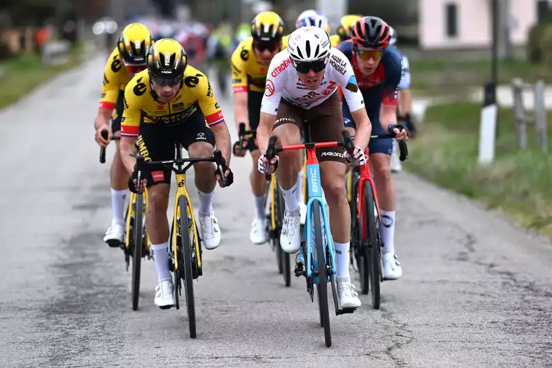 Ben O'Connor runs in crosswinds at Tirreno-Adriatico