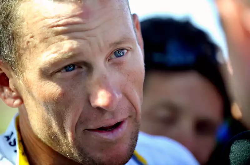 Lance Armstrong Urges Pro Cyclists to Unite