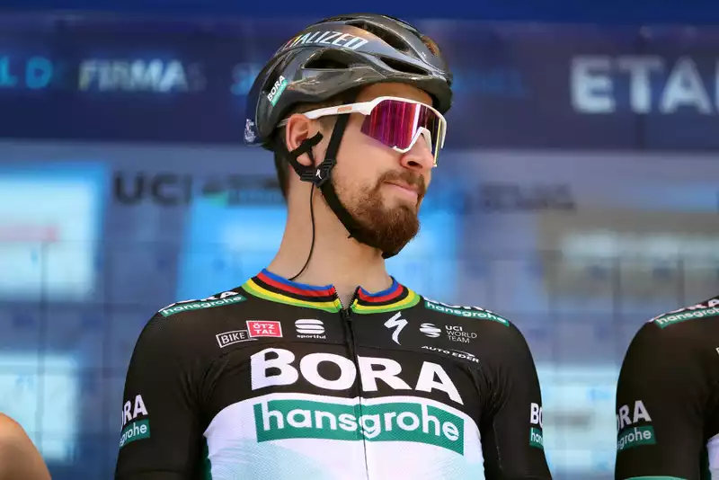 Sagan, wearing a gladiator mask, fits ball squat - video