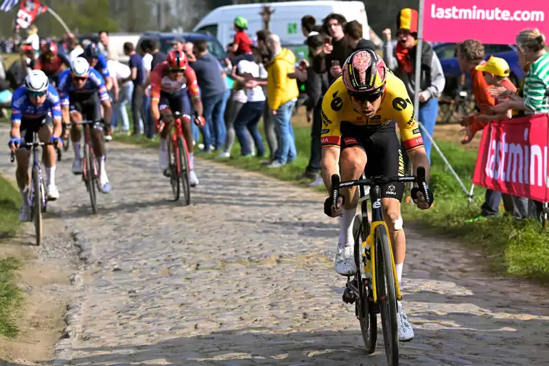 Philippe Gilbert: Wout Van Eyre "wanted to win" in Paris-Roubaix