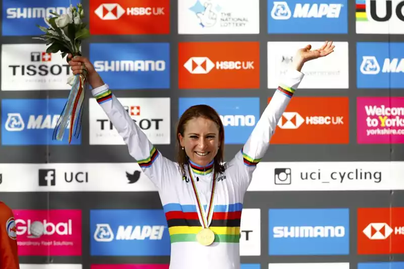 Annemiek van Fruten makes rainbow jersey debut at Omloop Het Newsblad