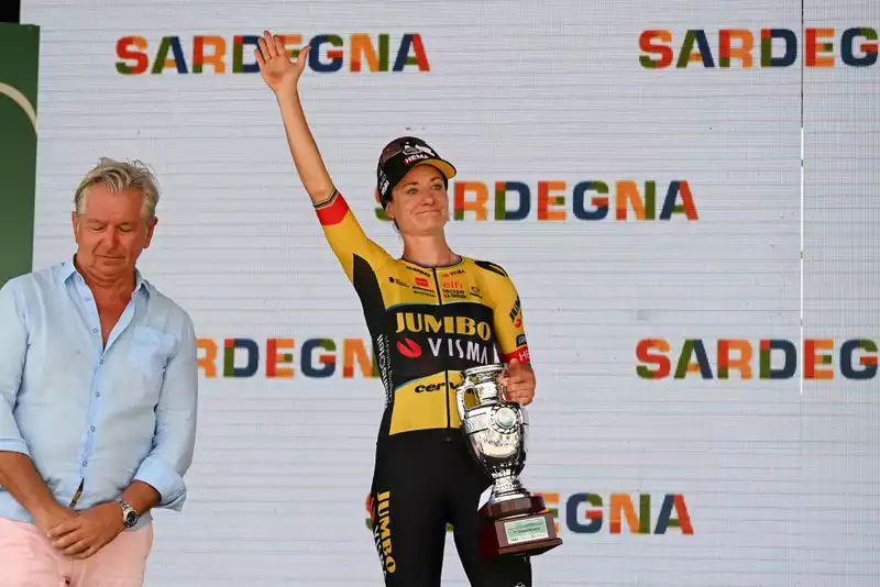 Marianne Bos narrowly misses her 33rd Giro Donne stage win in Olbia.