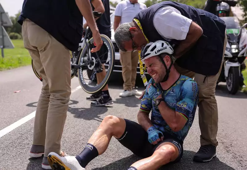 Mark Cavendish crashes and abandons stage 8 of Tour de France