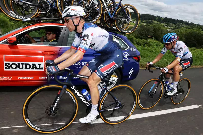 Fabio Jacobsen Crashes in Sprint, Battles Pain and Stays in Tour de France