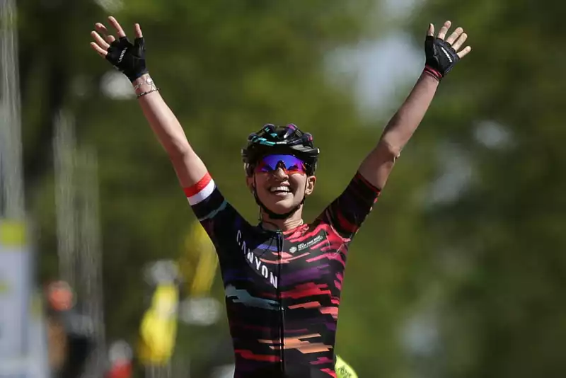 Nieuwadoma Reclaims Winning Punch in Amstel Gold Race