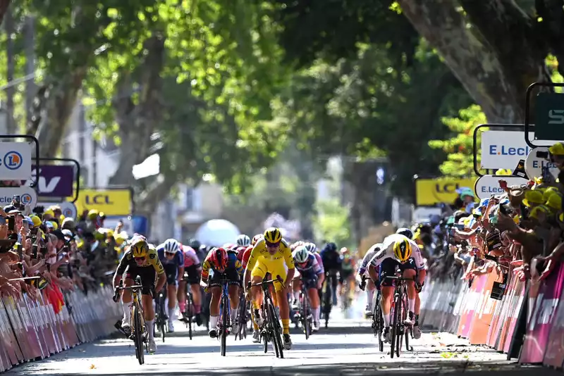 Tour de France Femmes: Vos Continues to Fight for the Win Despite Near Miss to Speedy Weaves