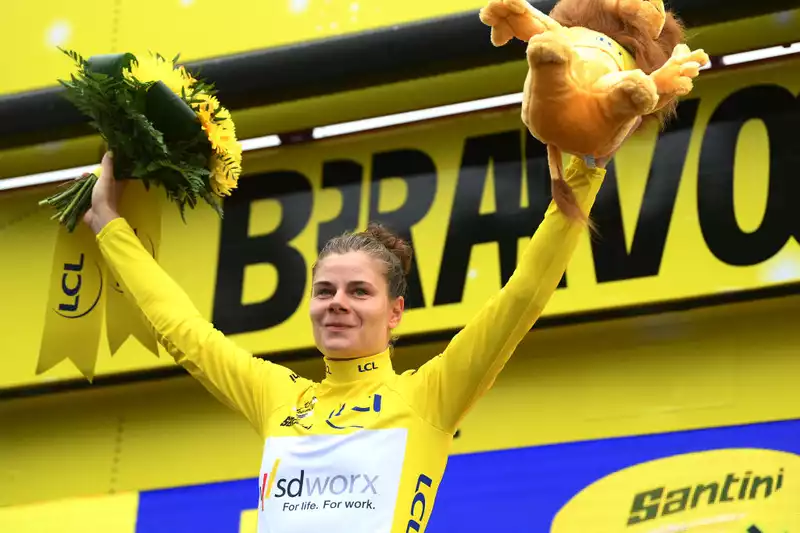 Second place is a shame" - Lotte Kopecki sprints with a flat tire at Mauriac in the Tour de France Femme