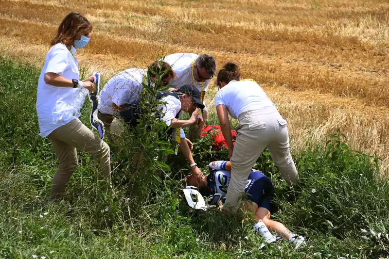 Mireia Benito Retires from Tour de France Femme with Concussion