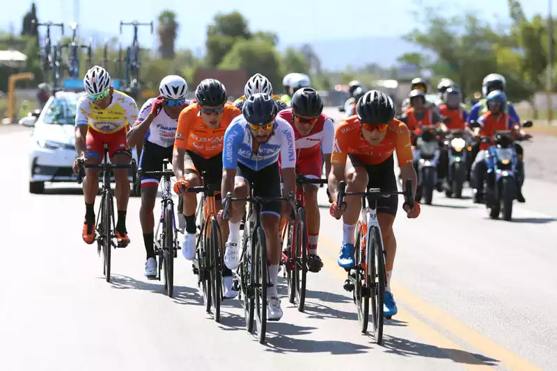 Dog Crashes on Stage 2 of Vuelta a San Juan - Video