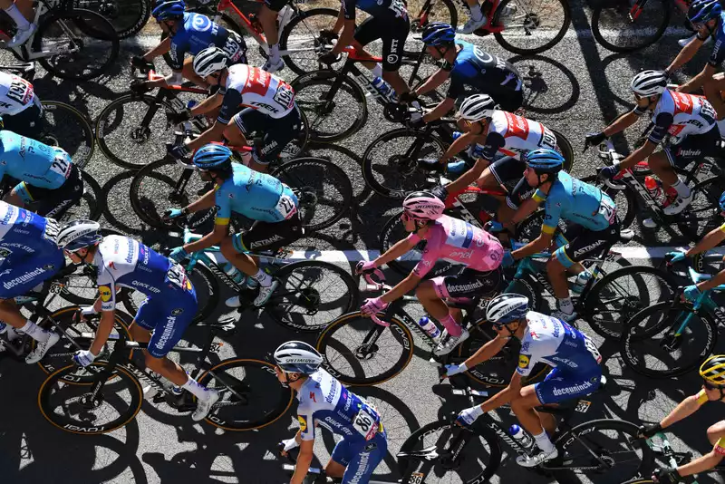 Fear inside the Giro d'Italia peloton: the only bubbles are in the face masks