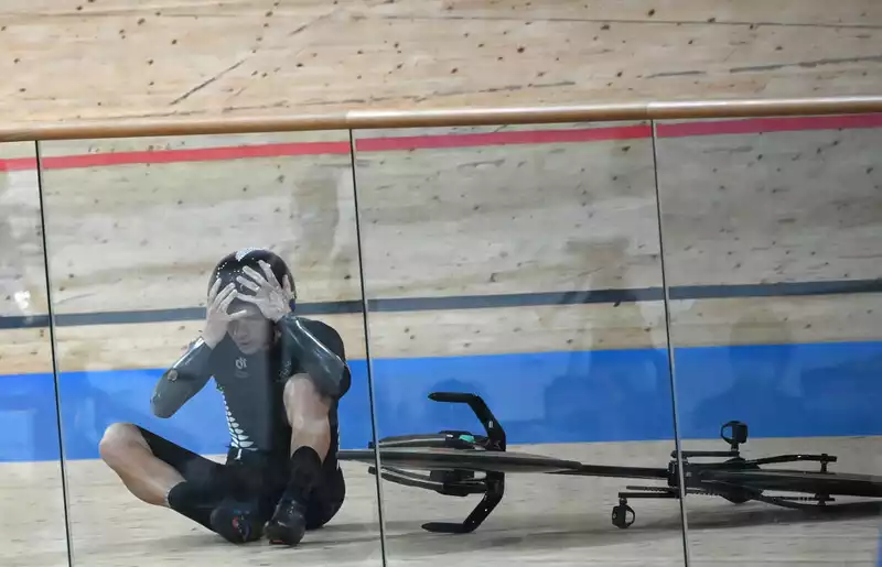 Olympics: New Zealand Team Pursuit crashes out of medal race.