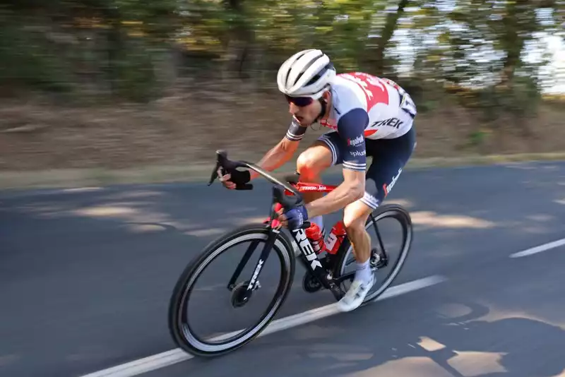 Bauke Mollema crashes at Tour de France