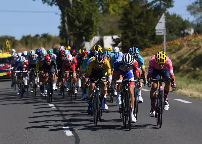 Grupama-FDJ, Pinot in the lead pack in the high wind stage of the Tour de France.