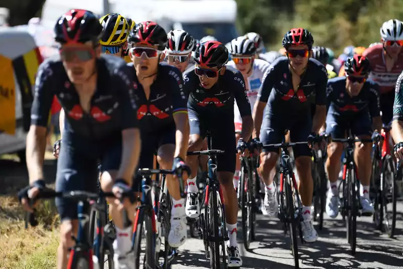 Egan Bernal, relieved after an intense day at the Tour de France, puts on his white jersey.