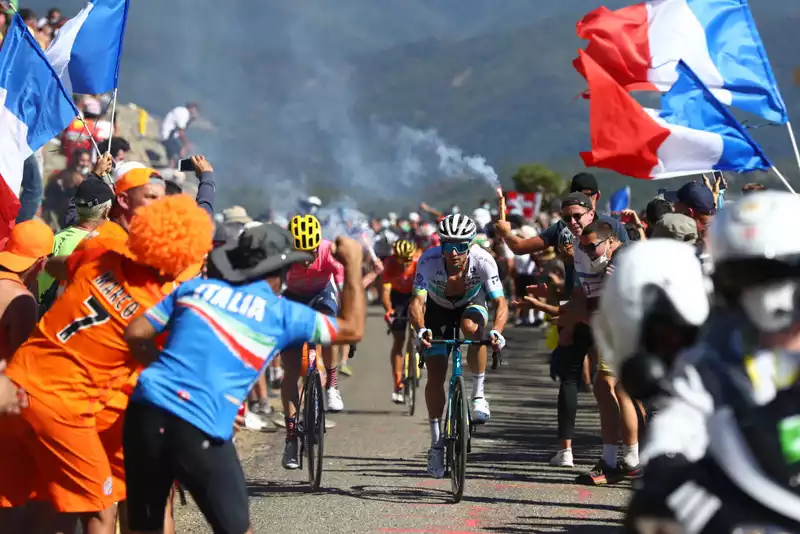 Dumoulin and De Gendt concerned about coronavirus infection among maskless Tour de France fans