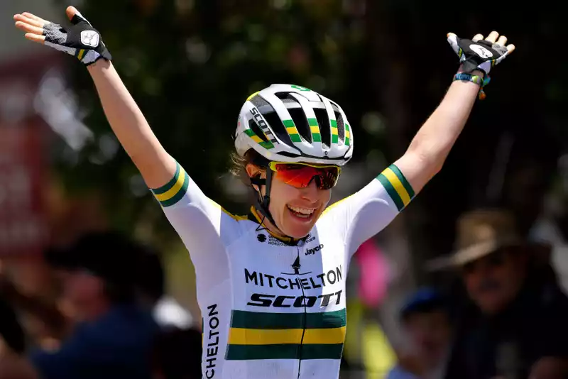 Amanda Spratt signed a two-year contract extension with Mitchelton Scott.